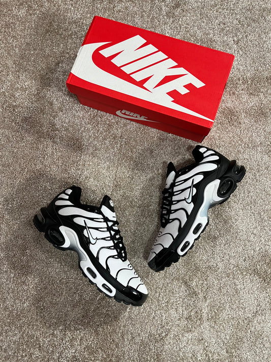 Nike Air Max Plus TN BLACK AND WHITE